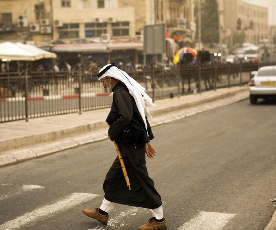 ערבי עובר צד. צילום: הידברות